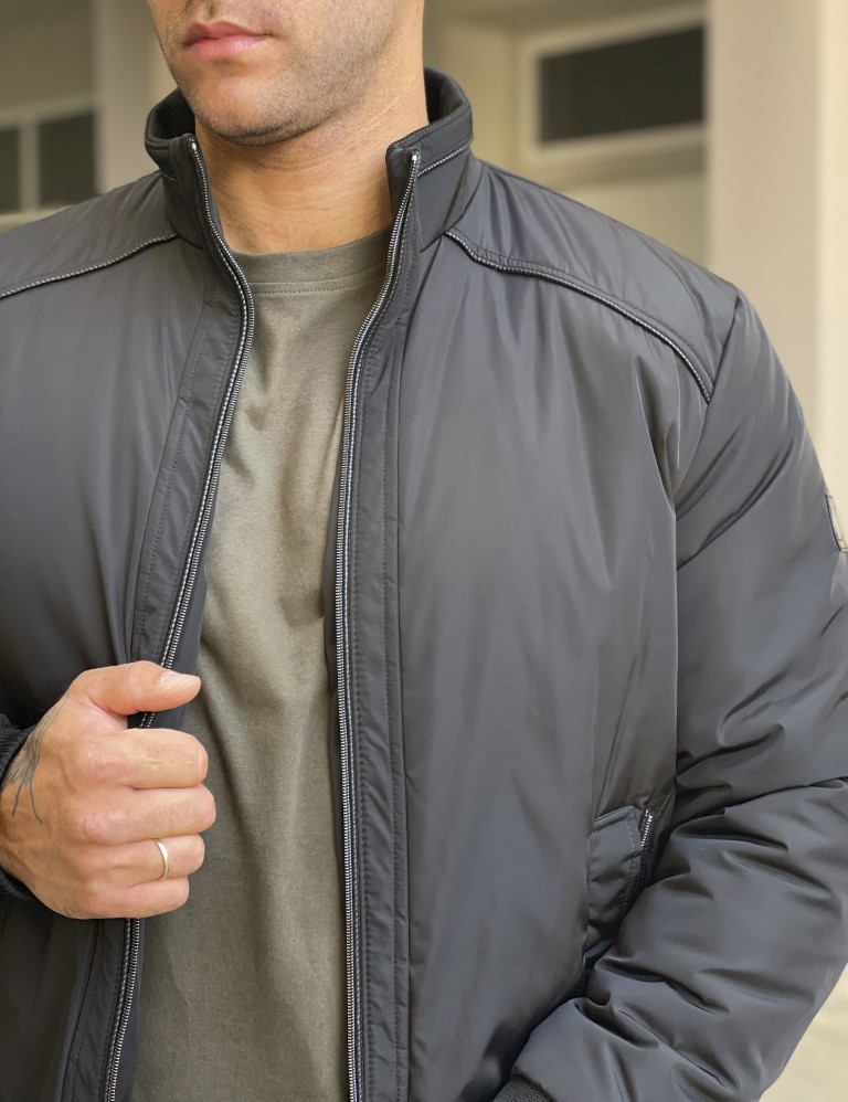 Ανδρικό μαύρο μπουφάν με γιακά και λάστιχο HM480930 φωτογραφία